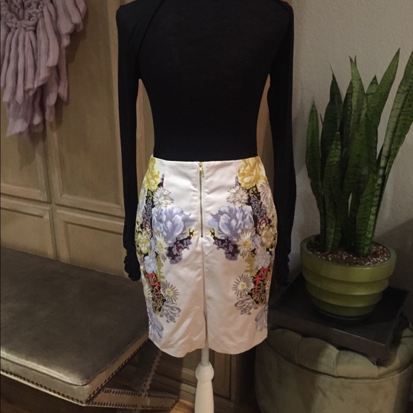 H&M 8 Floral Contour Pencil Skirt Gold Zip EUC - Picture 2 of 8
